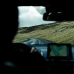 Autofahrt von Inenn fahrt auf Dunkler Strasse mit Grünem Gras